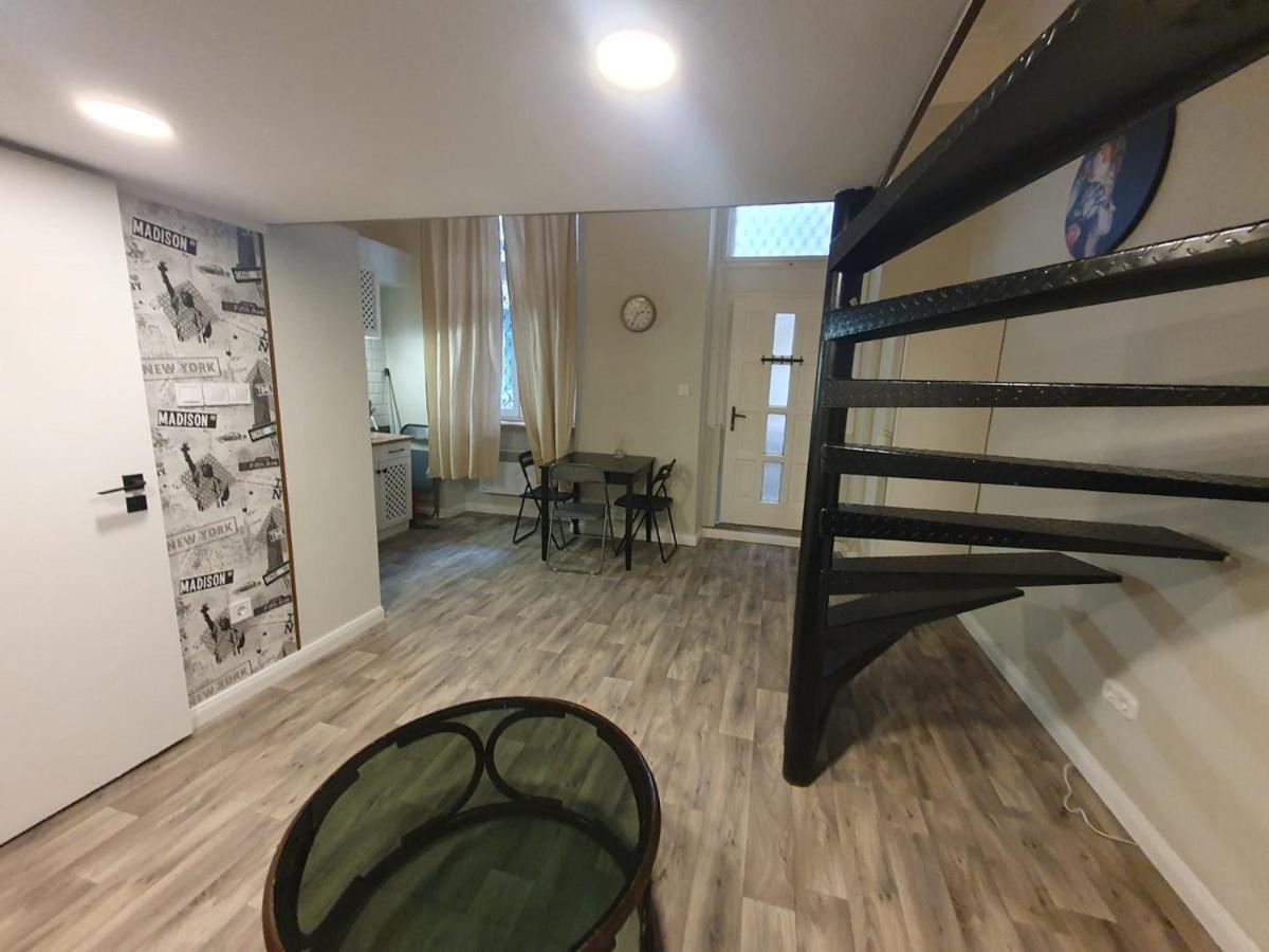 Madam With Ac And The Central Location — Photos 1